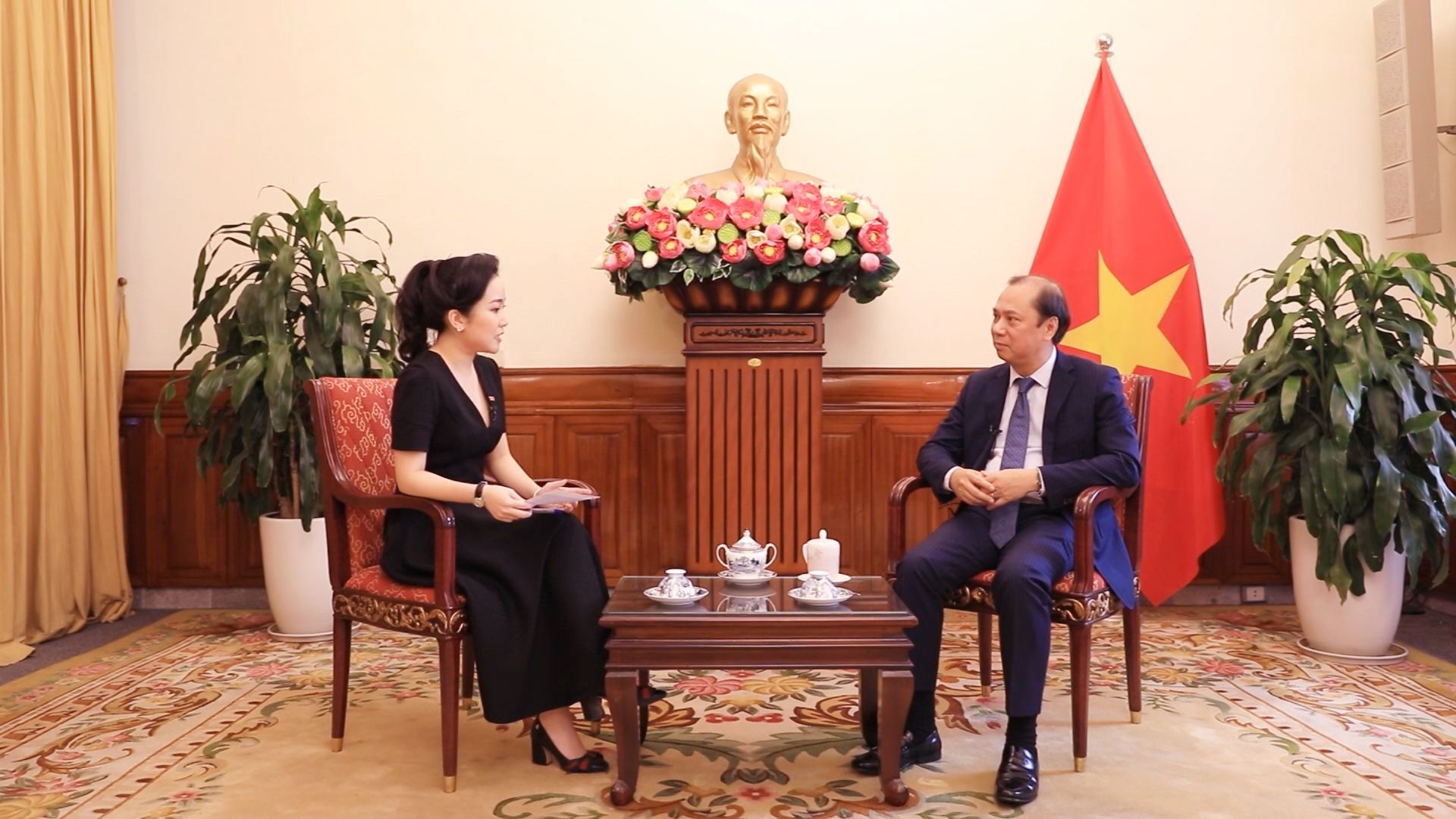Thứ trưởng Ngoại giao Nguyễn Quốc Dũng trả lời phỏng vấn về kết quả Hội nghị Cấp cao đặc biệt ASEAN và ASEAN+3