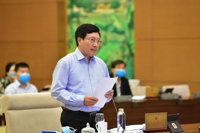 Phó Thủ tướng Phạm Bình Minh trình bày tờ trình Dự án Luật Thỏa thuận quốc tế tại UB Thường vụ Quốc hội