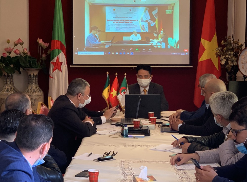 Đại sứ Việt Nam tại Algeria Nguyễn Thành Vinh chủ trì Hội nghị từ thủ đô Algiers.