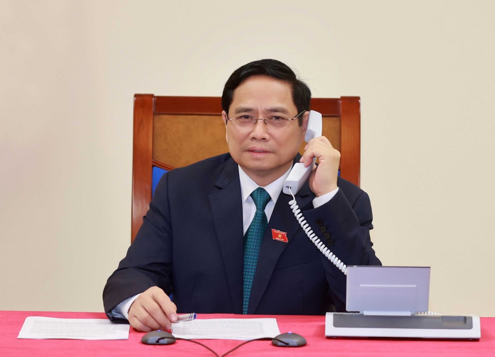 Lao Prime Minister makes phone call to congratulate Vietnamese counterpart