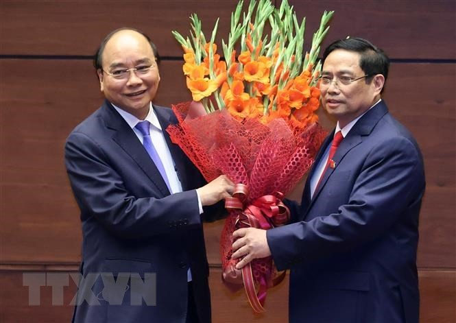  Thủ tướng Phạm Minh Chính tặng hoa Chủ tịch nước Nguyễn Xuân Phúc, Thủ tướng Chính phủ nhiệm kỳ 2016-2021. (Nguồn: TTXVN)