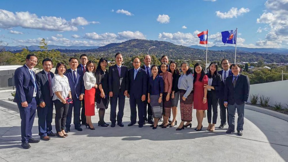 đoàn đại biểu Đại sứ quán Việt Nam tại Australia do Đại sứ Nguyễn Tất Thành dẫn đầu đến Đại sứ quán Lào tại Canberra chúc mừng Tết cổ truyền Bun Pi May.