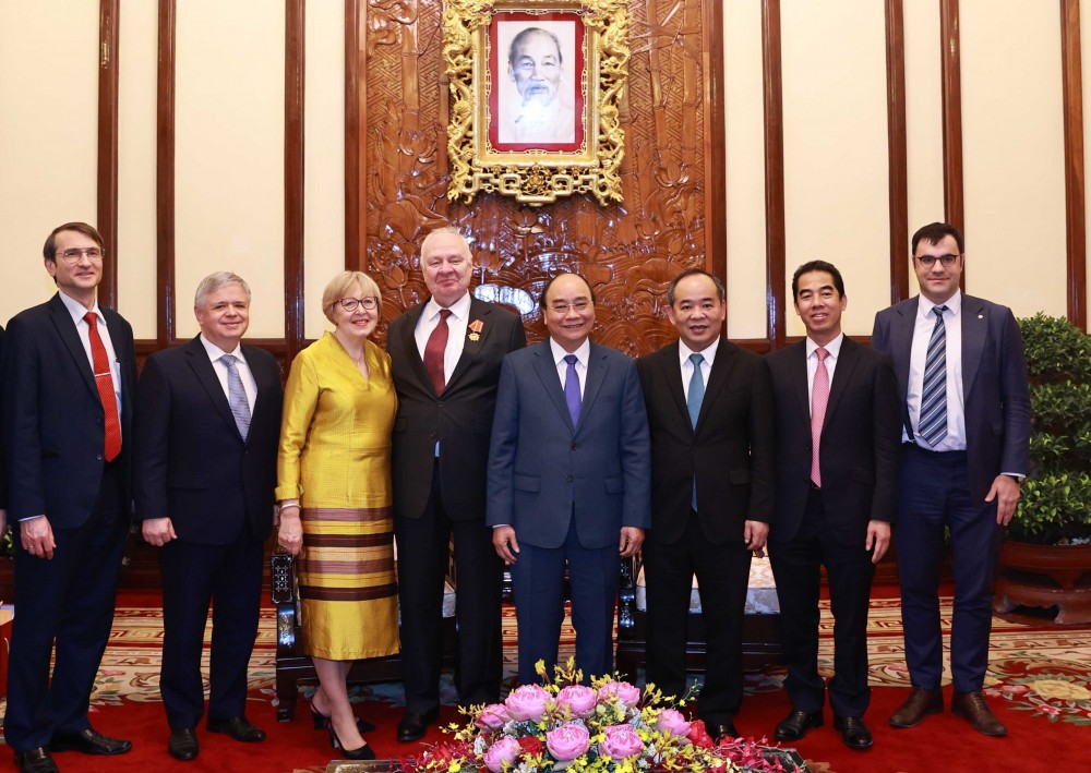 Trong ảnh: Chủ tịch nước Nguyễn Xuân Phúc, Đại sứ Liên bang Nga tại Việt Nam Konstantin Vnukov và các đại biểu chụp ảnh chung sau buổi tiếp. Ảnh: Thống Nhất - TTXVN
