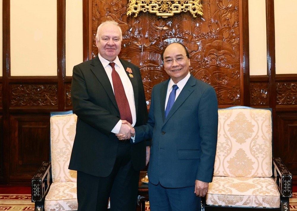 Chủ tịch nước Nguyễn Xuân Phúc đã tiếp Đại sứ Đặc mệnh toàn quyền Liên bang Nga tại Việt Nam Konstantin Vnukov (Côn-xtan-tin Vnu-cốp) đến chào từ biệt.
