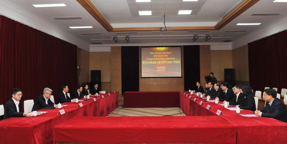 Đoàn cán bộ Tổng Lãnh sự quán Việt Nam tại Thượng Hải làm việc với Cục Lưu trữ Giang Tô