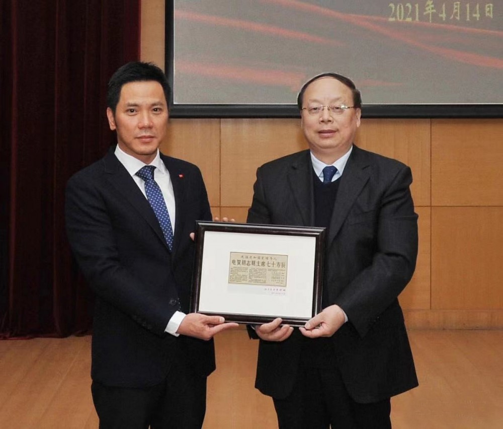 Cục trưởng Cục Lưu trữ Giang Tô Trần Hướng Dương trao tặng lưu niệm bản sao bản tin về việc Tập thể Lãnh đạo cấp cao Trung Quốc gửi điện chúc mừng nhân dịp sinh nhật lần thứ 70 của Bác