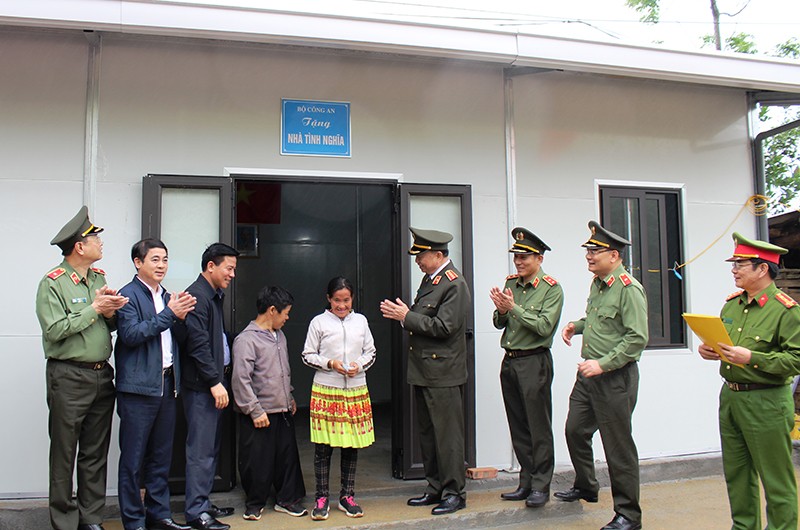 Bộ trưởng Công an cùng các đại biểu trao tặng nhà ở cho hộ đồng bào Mông nghèo ở bản Khằm 1, xã Trung Lý. (nguồn: Báo Nhân dân
