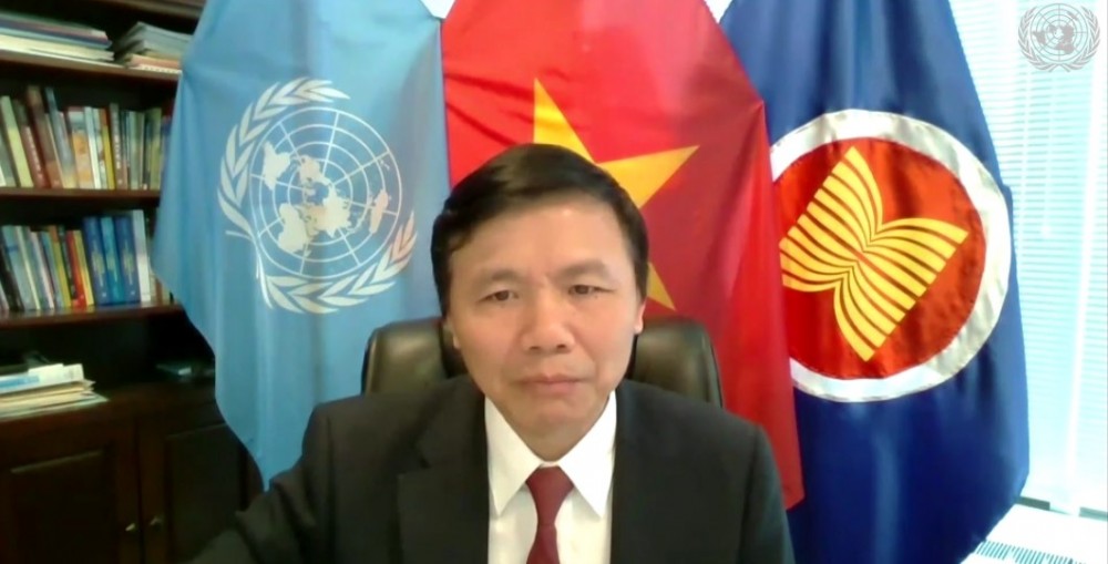 Đại sứ Đặng Đình Quý phát biểu tại cuộc họp.