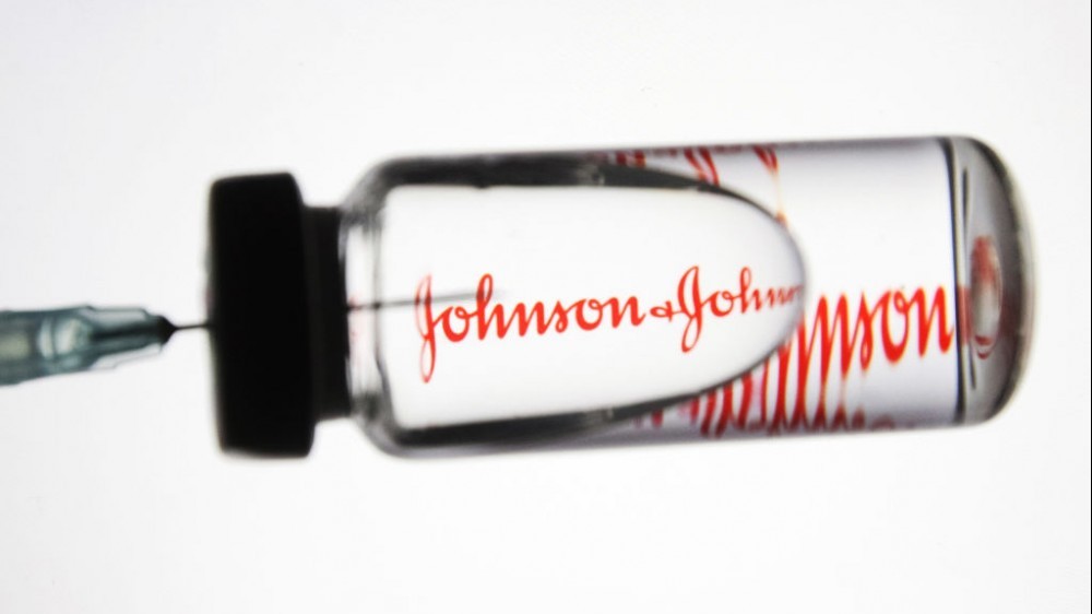 Vaccine Covid-19: Johnson & Johnson dính 'phốt' về chất lượng; sản phẩm của Moderna bị nghi ngờ liên quan chứng viêm tim
