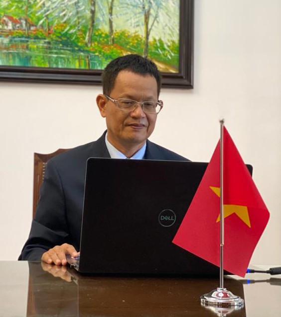 Đại sứ Việt Nam tại Argentina Dương Quốc Thanh làm việc trực tuyến với Đại sứ Raul Pollak về quan hệ Việt Nam-Uruguay.