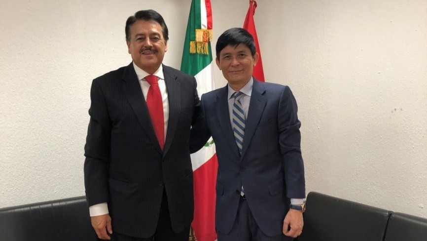 Đại sứ Việt Nam tại Mexico Nguyễn Hoành Năm và Chủ tịch Ủy ban Đối ngoại Hạ viện Mexico Alfredo Femas Bañuelos