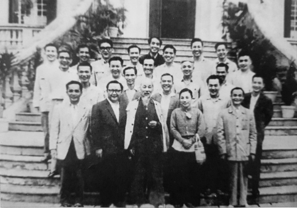 Chủ tịch Hồ Chí Minh với Đoàn Mặt trận Dân tộc giải phóng miền Nam Việt Nam, ngày 20/10/1962.