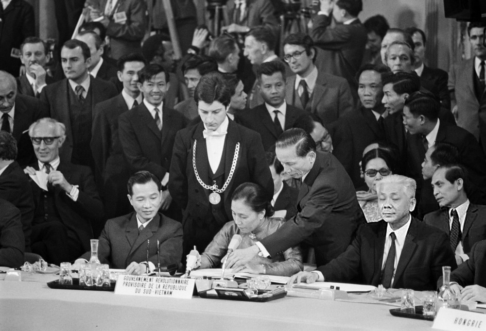Bà Nguyễn Thị Bình, Bộ trưởng Bộ Ngoại giao, Trưởng đoàn đàm phán của Chính phủ Cách mạng lâm thời Cộng hòa miền Nam Việt Nam, ký Hiệp định Paris ngày 27/1/1973.
