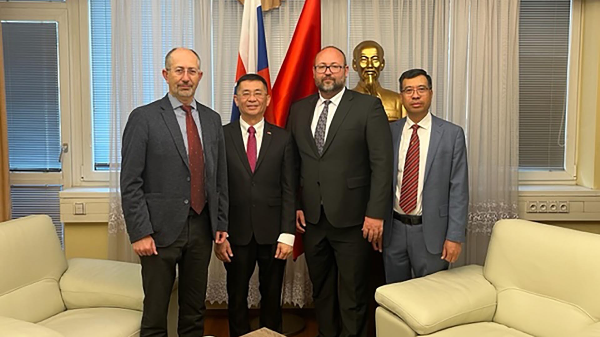 Đại sứ Nguyễn Tuấn làm việc với nhóm nghị sĩ Quốc hội Slovakia do ông Peter Kremsky, Chủ tịch Ủy ban kinh tế Quốc hội dẫn đầu  