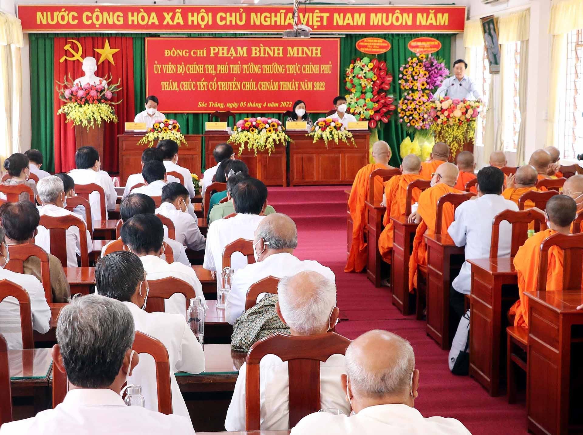 Phó Thủ tướng Thường trực Phạm Bình Minh chúc Tết đồng bào Khmer tại Sóc Trăng. (Nguồn: TTXVN)