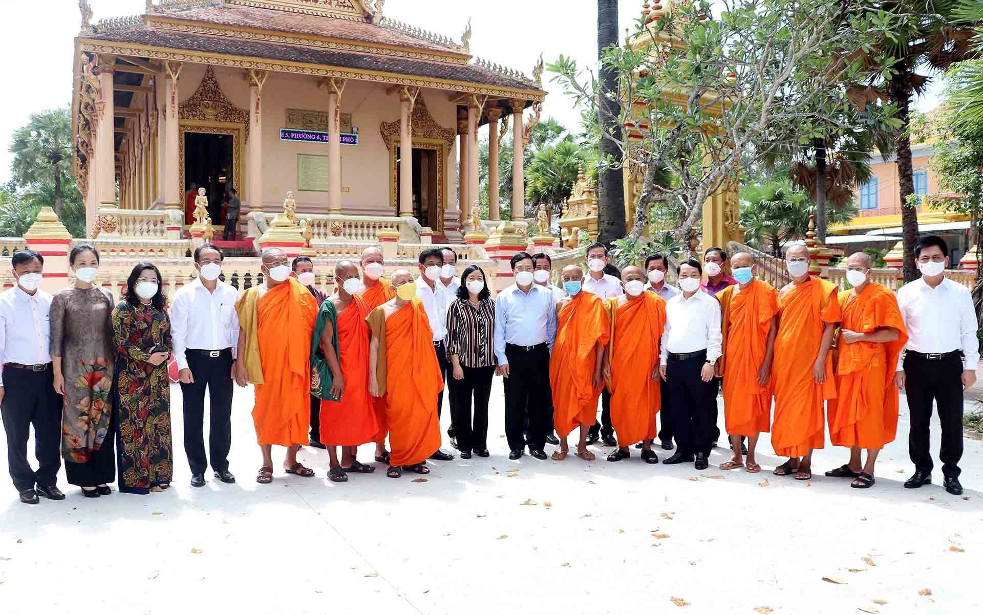 Phó Thủ tướng Thường trực Phạm Bình Minh chụp hình lưu niệm với các đại biểu và sư sãi tỉnh Sóc Trăng tại chùa Kh'leang, thành phố Sóc Trăng. (Nguồn: TTXVN)