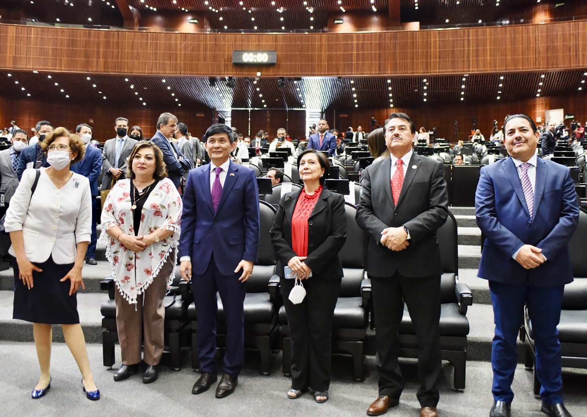 Đại sứ Việt Nam tại Mexico Nguyễn Hoành Năm dự phiên họp toàn thể của Hạ viện Mexico.