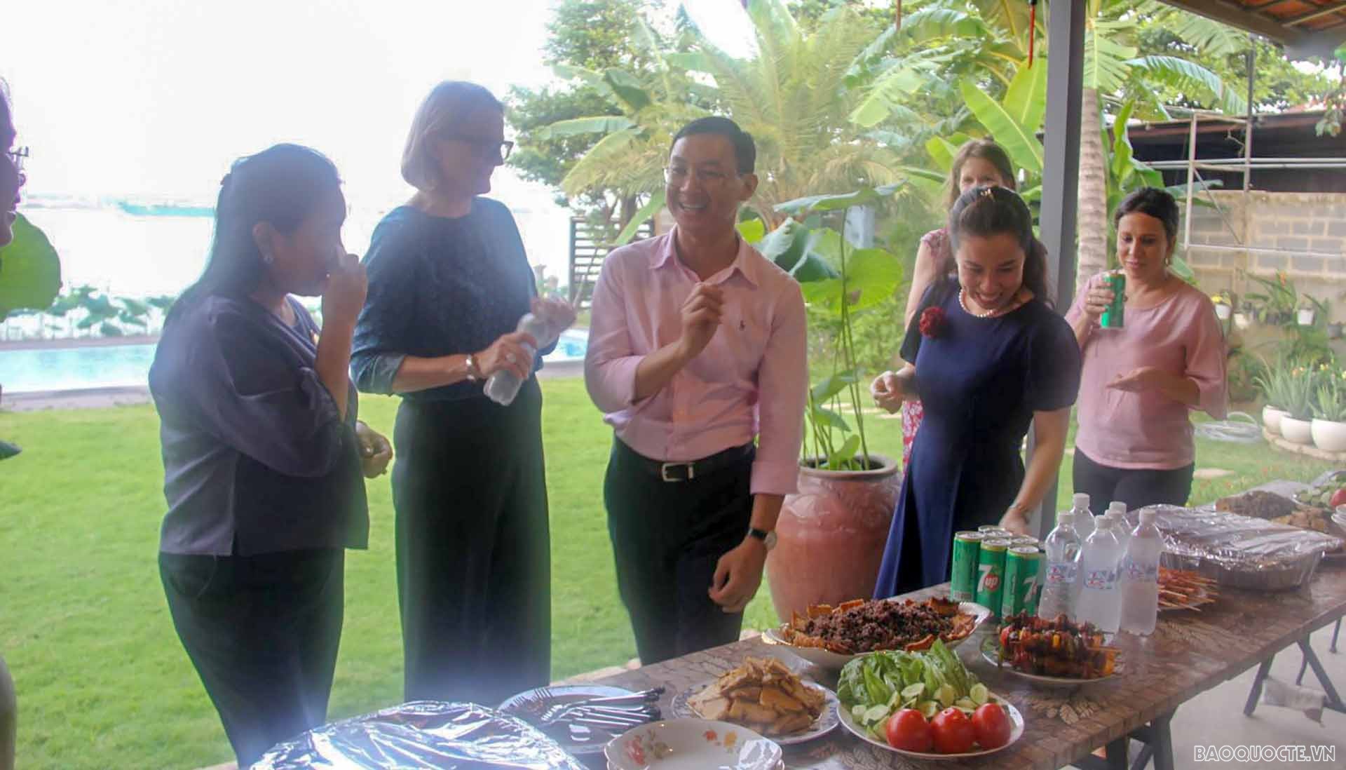 Buổi giao diễn ra trong không khí vui tươi và thân mật với hoạt động thưởng thức ẩm thực các nước qua những món ăn do các nữ Tổng lãnh sự chuẩn bị.