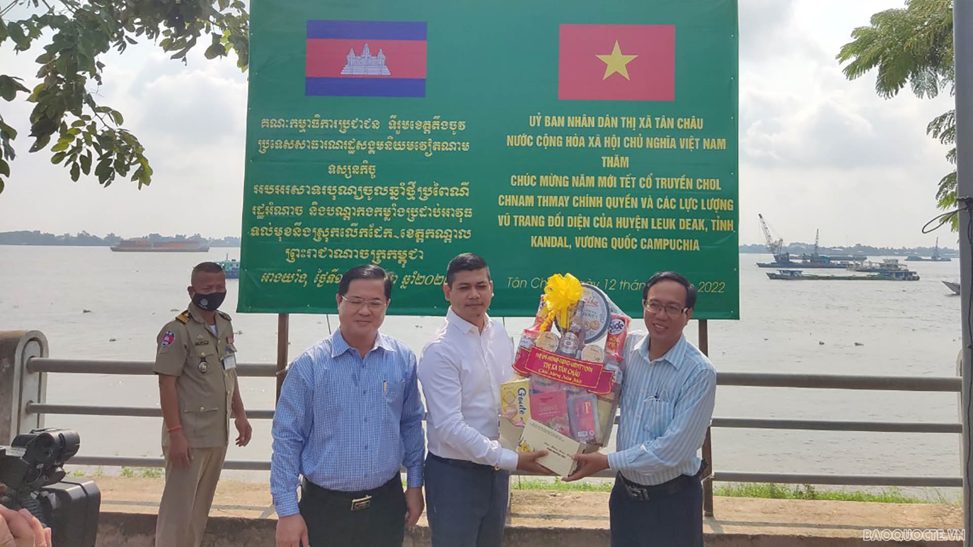 Thị uỷ, UBND thị xã Tân Châu tặng quà cho chính quyền huyện Lekdek, tỉnh Kandal, Campuchia. (Ảnh: Chiến Khu)