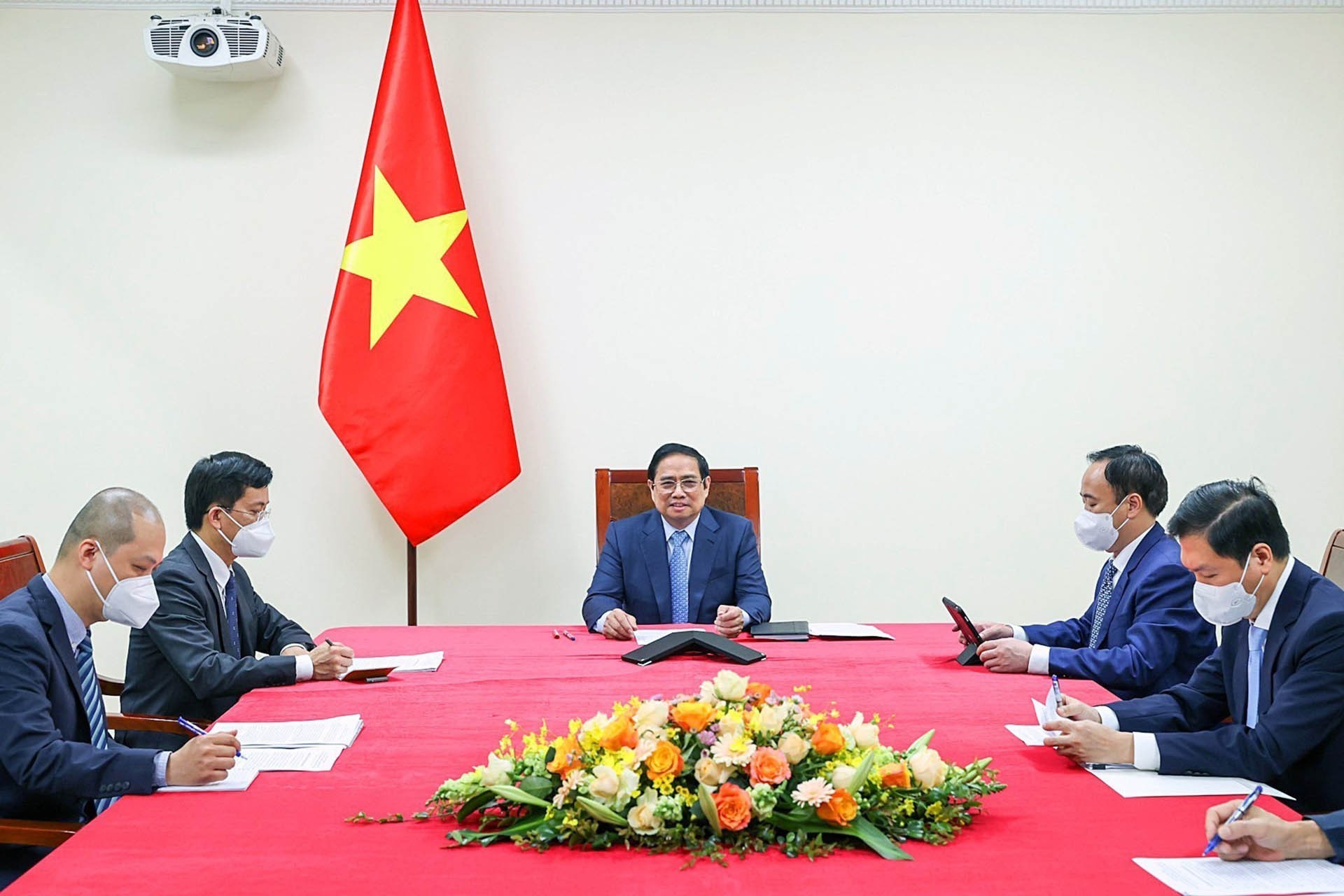 Thủ tướng Phạm Minh Chính điện đàm với Thủ tướng Lào Phankham Viphavan. (Nguồn: TTXVN)