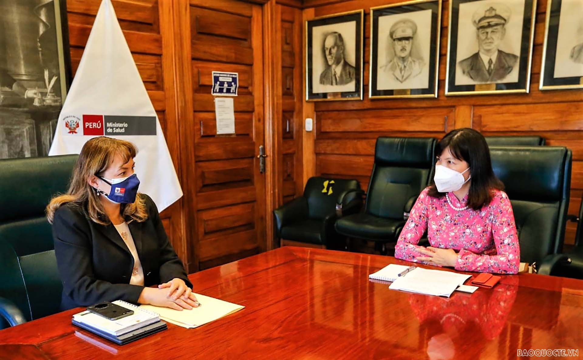 Đại sứ Phạm Thị Kim Hoa làm việc với Cố vấn Đặc biệt Bộ Y tế Peru Karin Pardo.