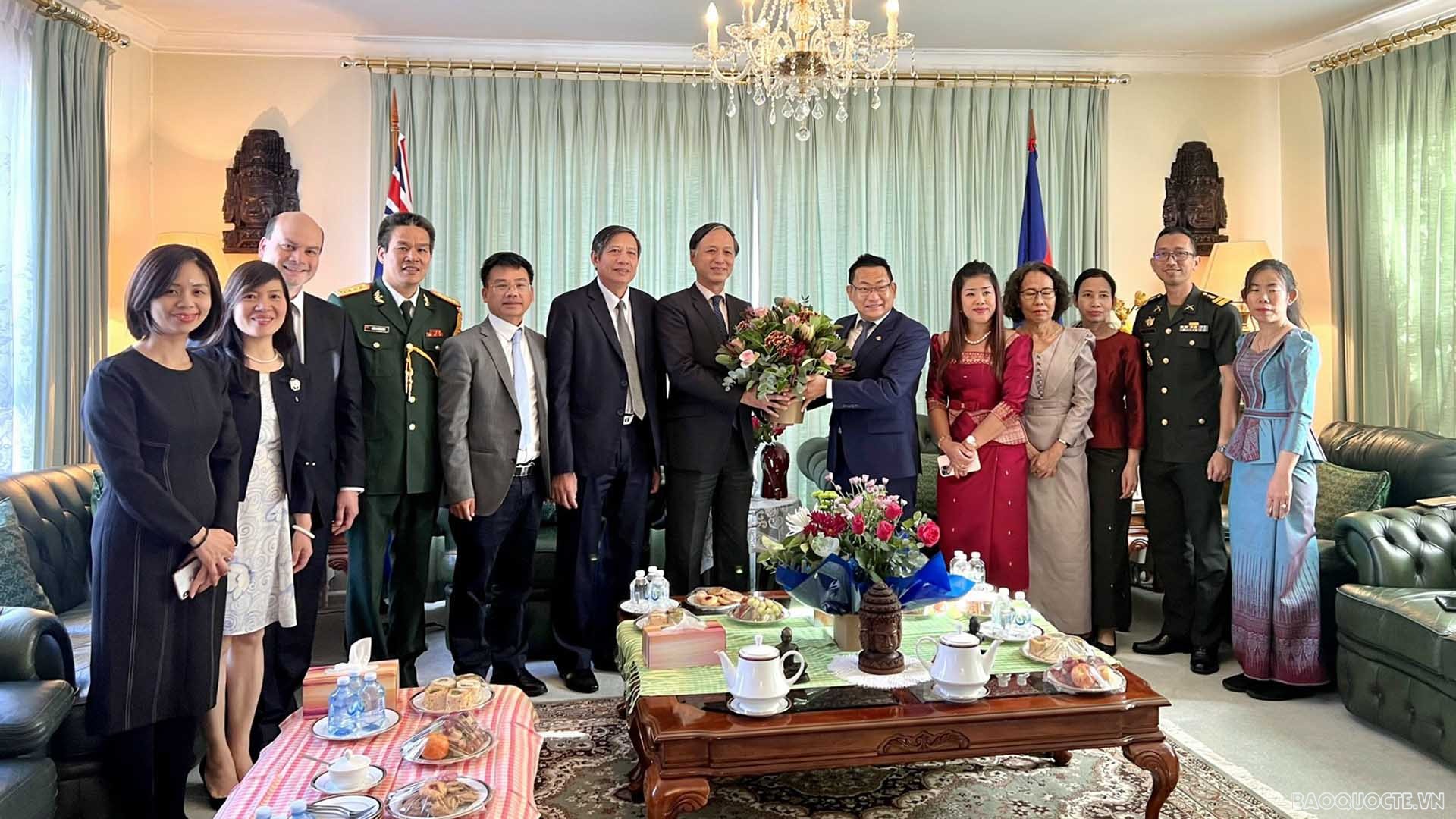 Đại sứ Nguyễn Tất Thành dẫn đầu đoàn cán bộ Đại sứ quán Việt Nam tại Australia đến thăm và chúc tết Đại sứ quán Campuchia.