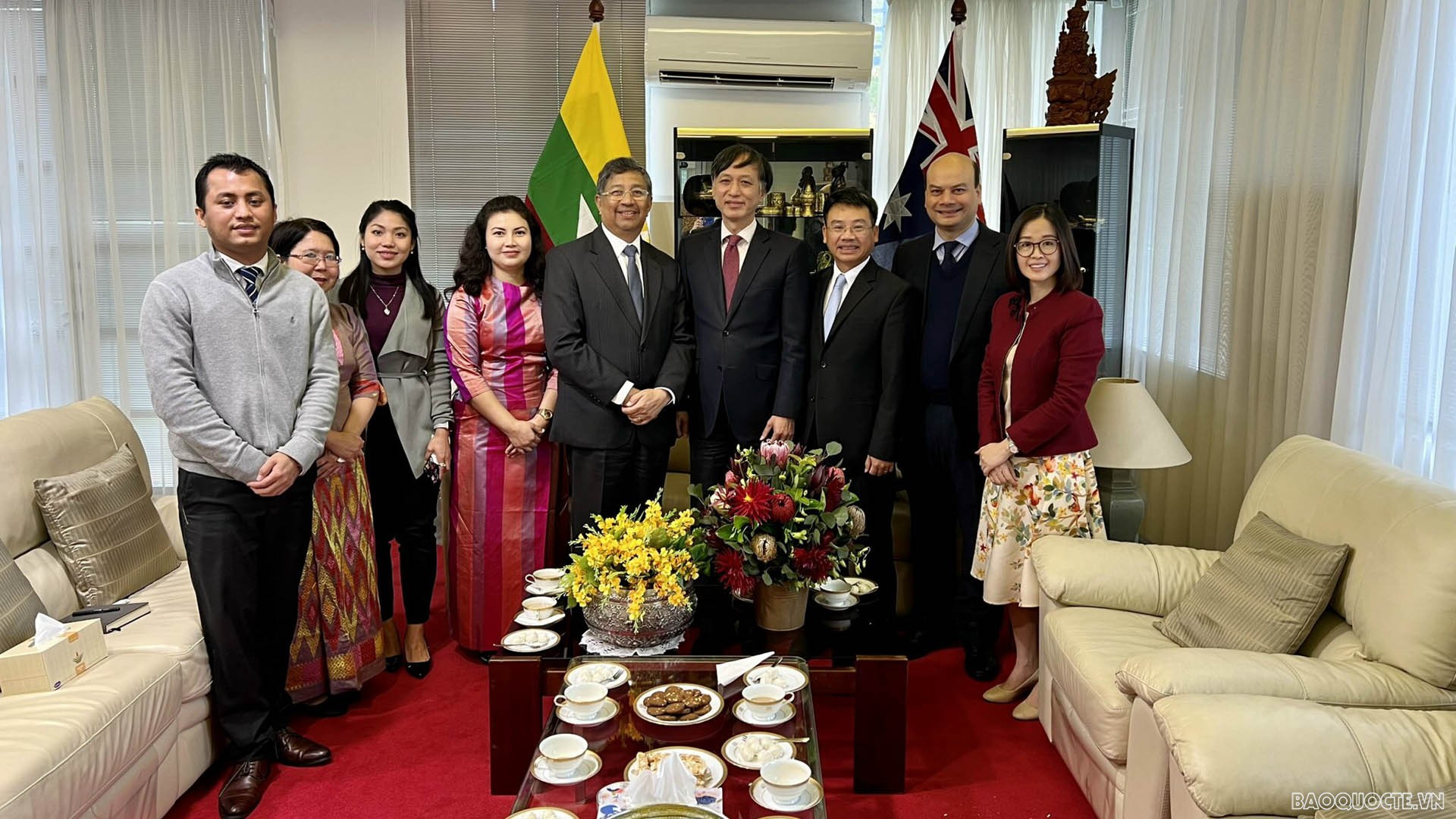 Đại sứ Nguyễn Tất Thành dẫn đầu đoàn cán bộ Đại sứ quán Việt Nam tại Australia đến thăm và chúc tết Đại sứ quán Myanmar.