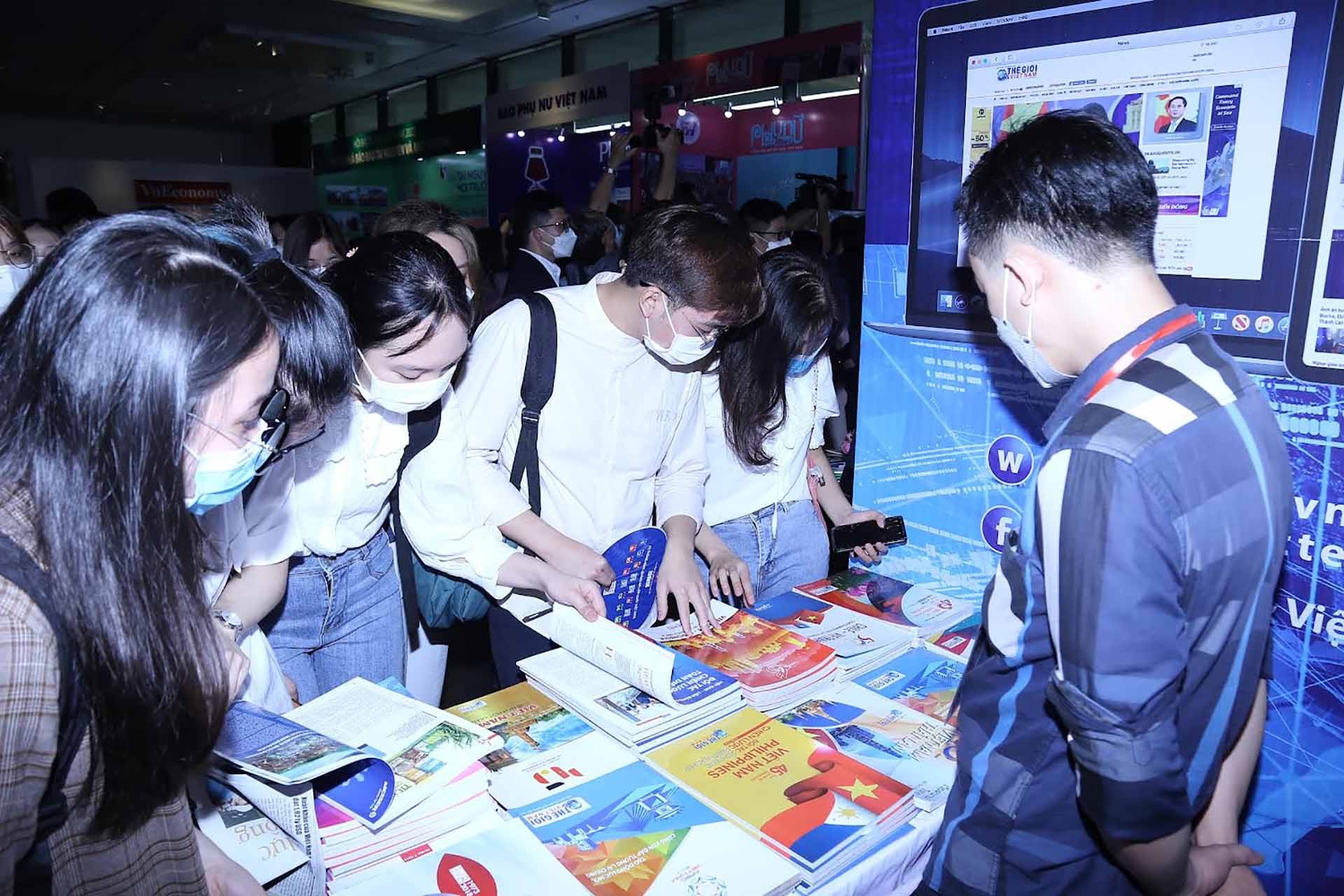 Gian trưng bày của Báo Thế giới và Việt Nam tại Hội Báo thu hút sự quan tâm của nhiều độc giả trẻ.  (Ảnh: Quang Hòa)