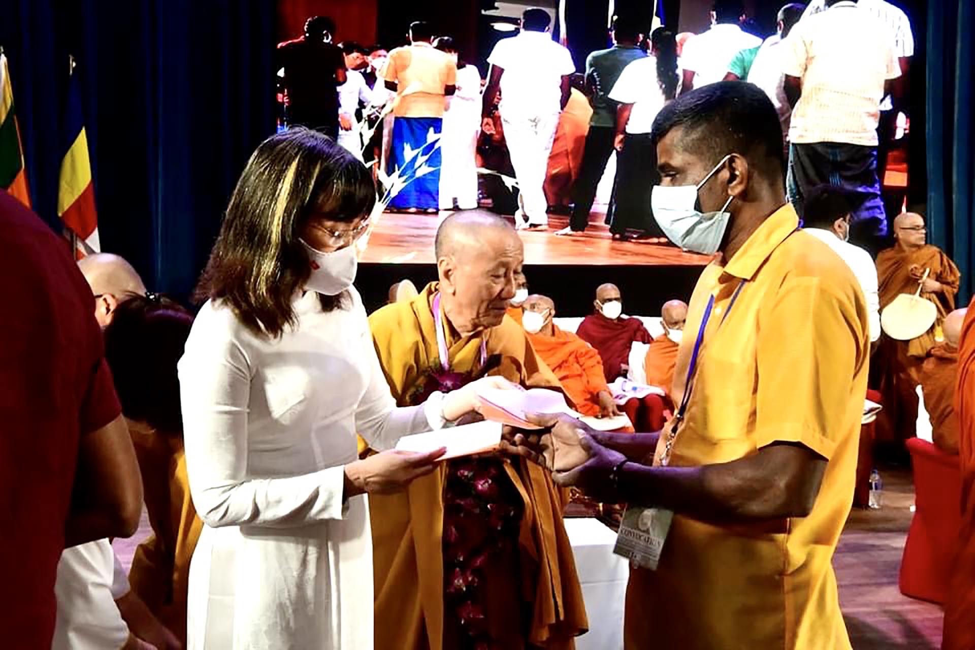 Đại sứ Hồ Thị Thanh Trúc trao quà từ Quỹ Đạo Phật Ngày Nay giúp đỡ các hộ nghèo ở Thủ đô Colombo trước thềm Năm mới.