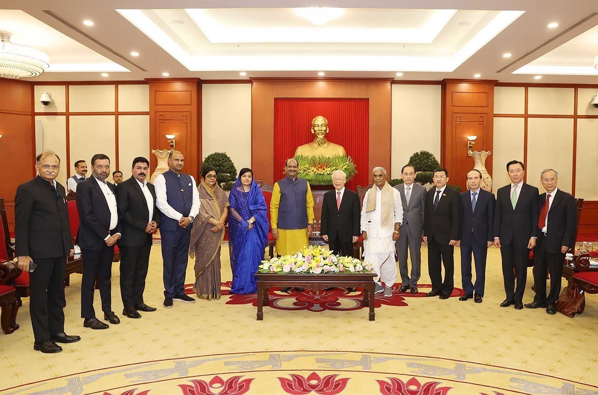 •	Tổng Bí thư Nguyễn Phú Trọng và Chủ tịch Hạ viện Ấn Độ Om Birla chụp ảnh chung với các đại biểu. (Nguồn: TTXVN)