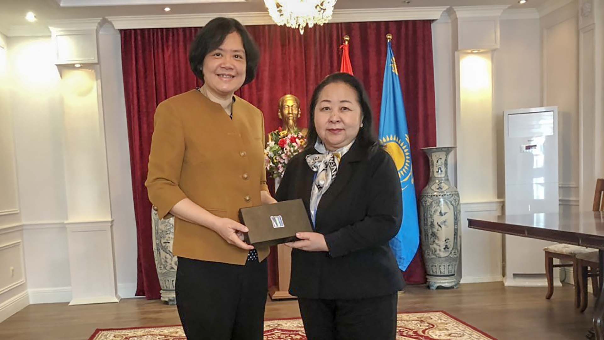 Đại sứ Phạm Thái Như Mai tiếp Đại sứ Lào tại Liên bang Nga, kiêm nhiệm Kazakhstan. 