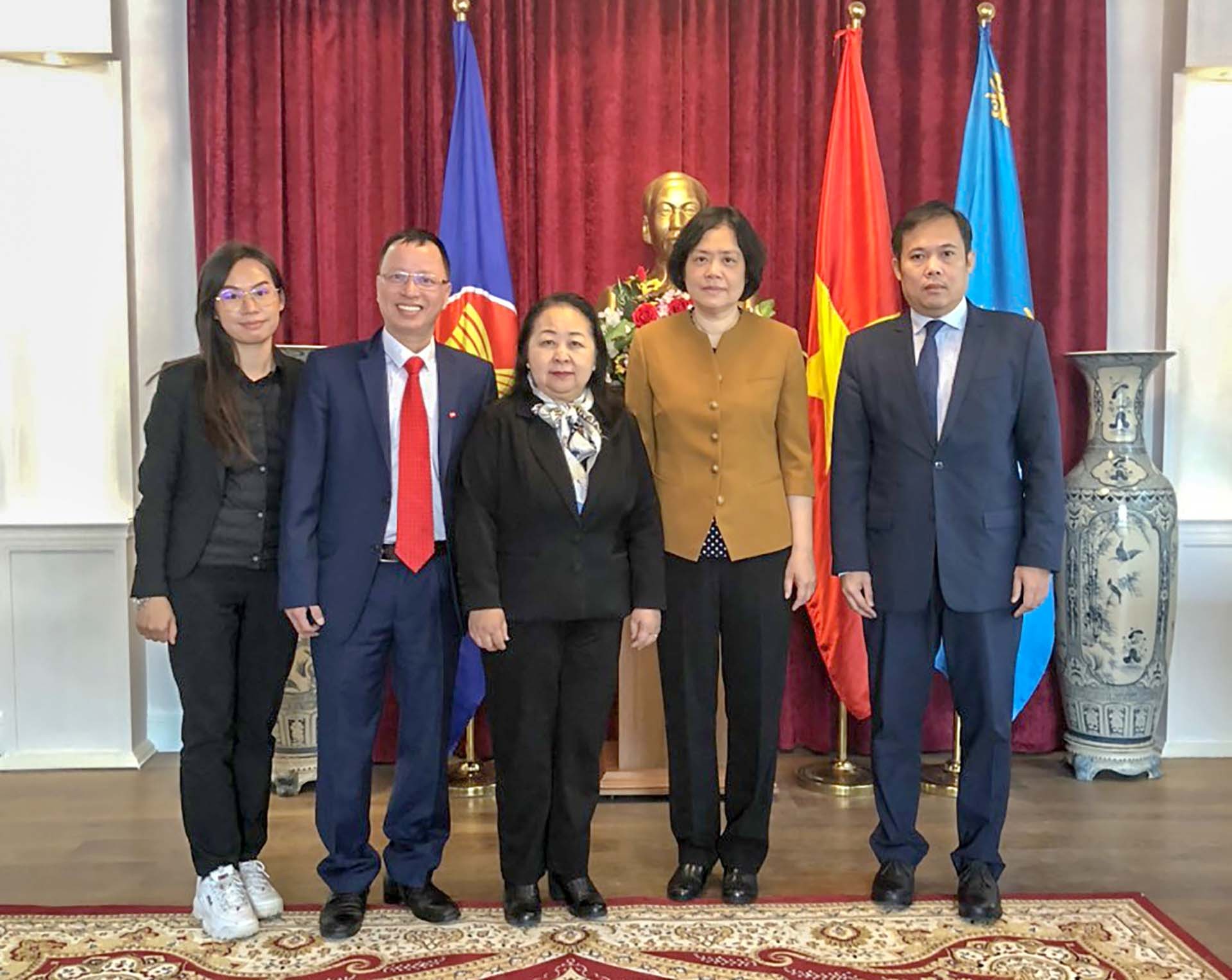 Đại sứ Phạm Thái Như Mai tiếp Đại sứ Lào tại Liên bang Nga, kiêm nhiệm Kazakhstan.