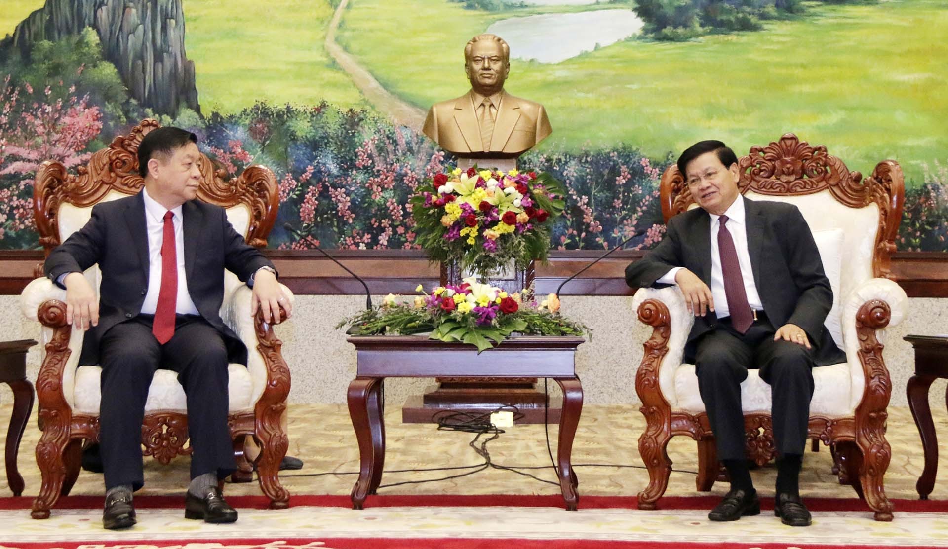 Tổng Bí thư, Chủ tịch nước Lào Thongloun Sisoulith tiếp Bí thư Trung ương Đảng, Trưởng Ban Tuyên giáo Trung ương Nguyễn Trọng Nghĩa. (Nguồn: TTXVN)