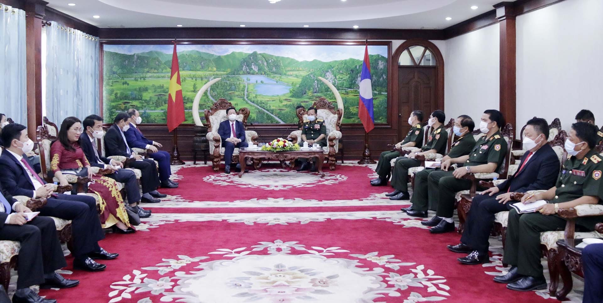 Phó Thủ tướng Chính phủ, Bộ trưởng Bộ Quốc phòng Lào, Đại tướng Chansamone Chanyalath tiếp Bí thư Trung ương Đảng, Trưởng Ban Tuyên giáo Trung ương Nguyễn Trọng Nghĩa. (Nguồn: TTXVN)