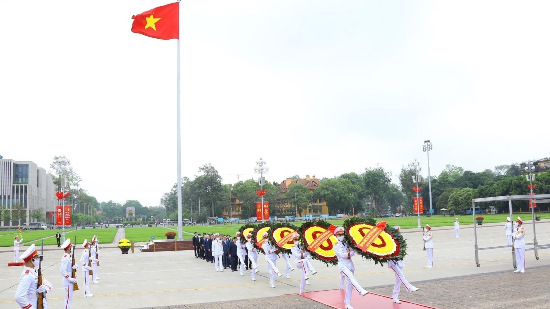 Lãnh đạo Đảng, Nhà nước vào Lăng viếng Chủ tịch Hồ Chí Minh nhân kỷ niệm 47 năm thống nhất đất nước