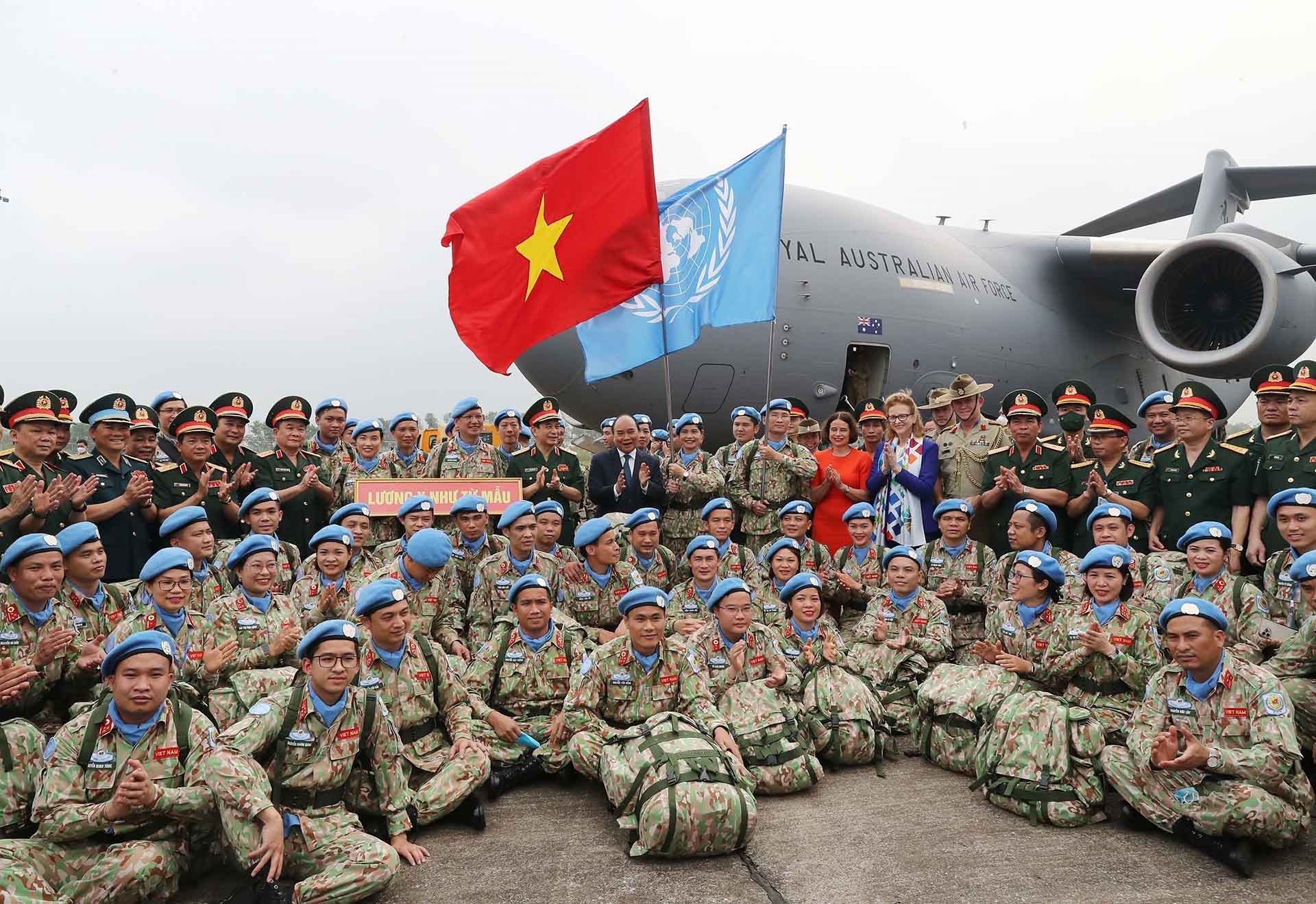 Chủ tịch nước Nguyễn Xuân Phúc với các cán bộ, chiến sĩ Đội Công binh số 1 và Bệnh viện dã chiến cấp 2 số 4 lên đường thực hiện nhiệm vụ gìn giữ hòa bình Liên hợp quốc. (Nguồn: TTXVN)
