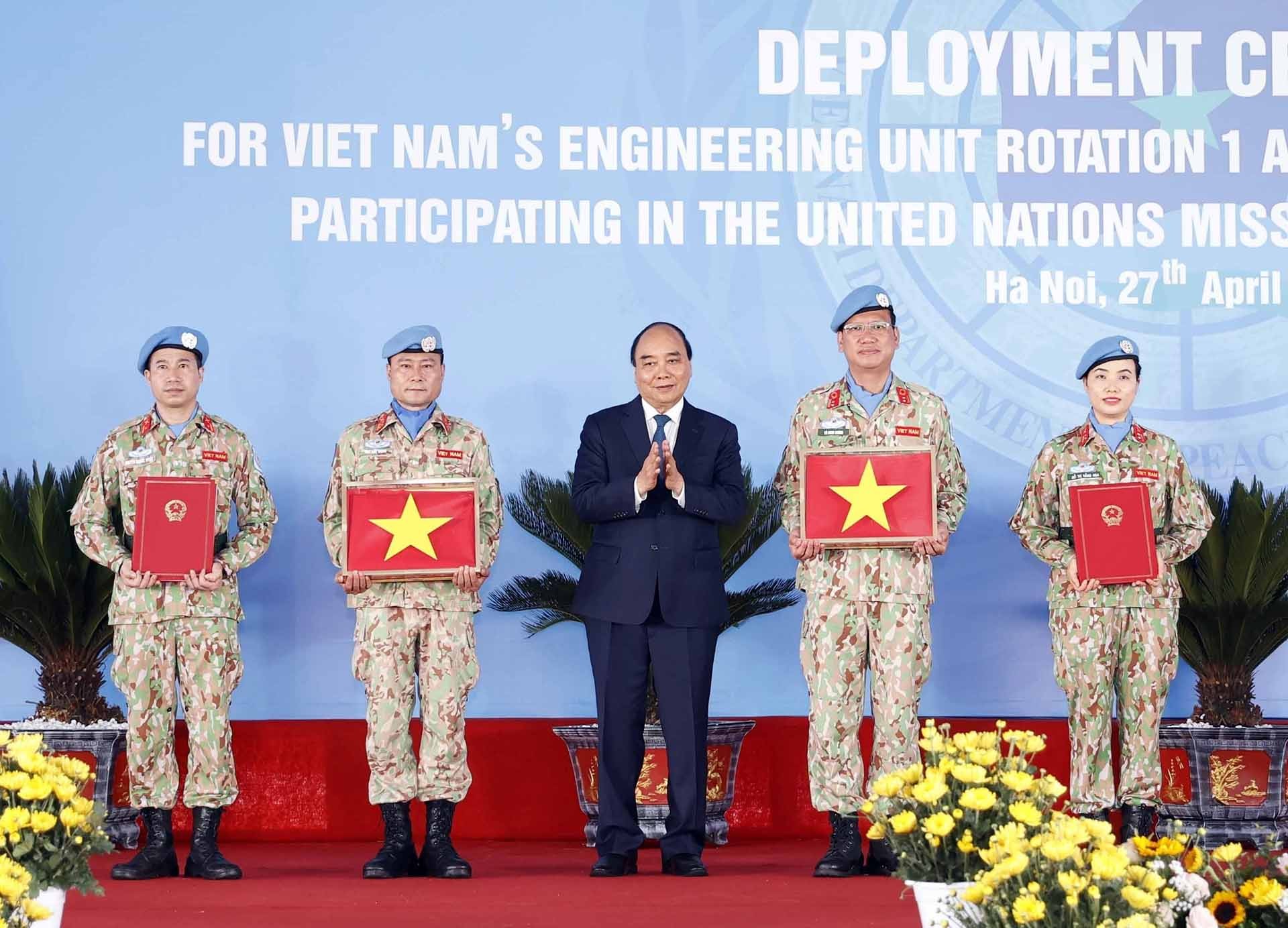 Chủ tịch nước Nguyễn Xuân Phúc tặng quà cho cán bộ, chiến sỹ trước khi lên đường làm nhiệm vụ. (Nguồn: TTXVN)