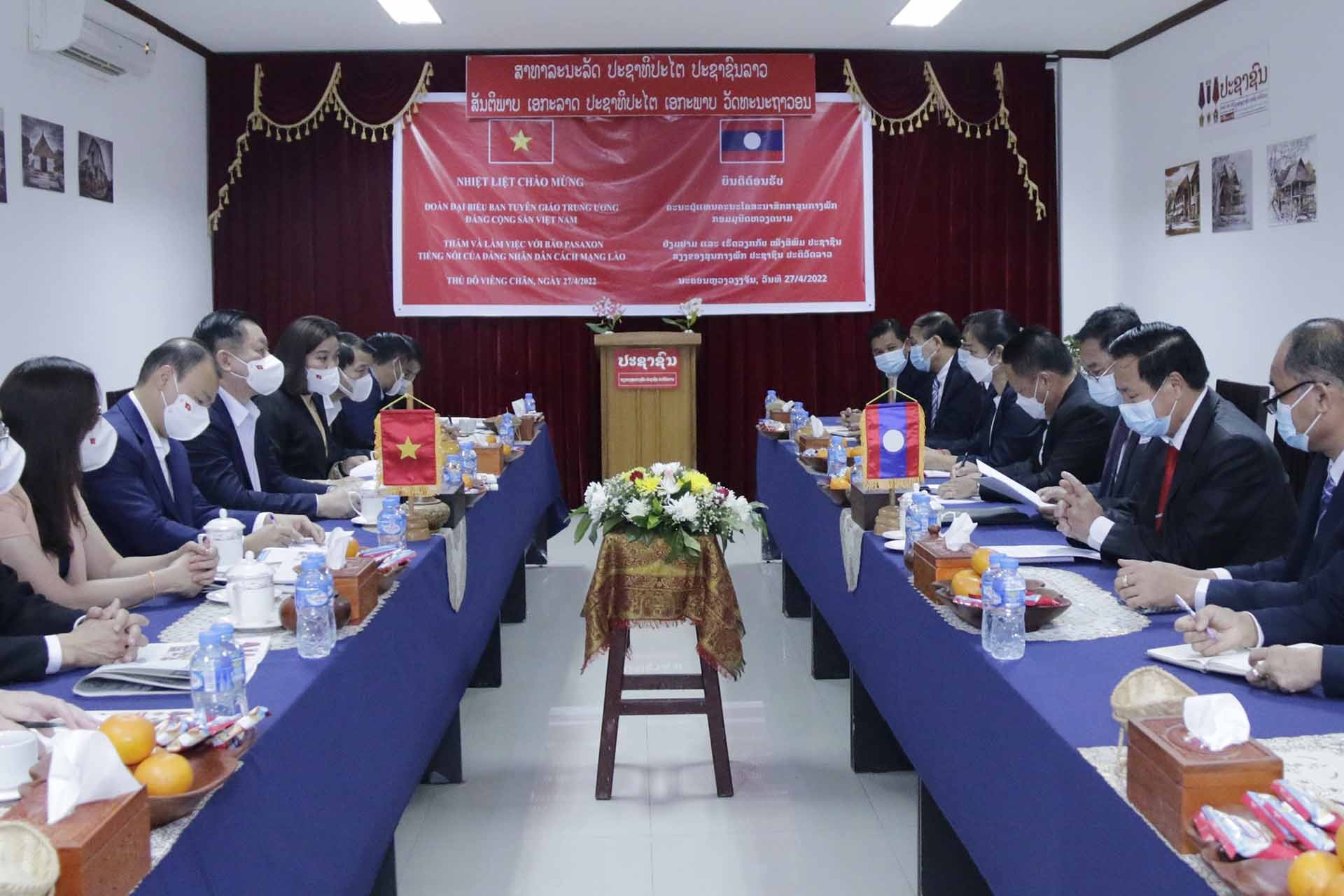 Đồng chí Nguyễn Trọng Nghĩa thăm và làm việc với Báo Pasaxon, Cơ quan ngôn luận của Đảng NDCM Lào. (Nguồn: TTXVN)