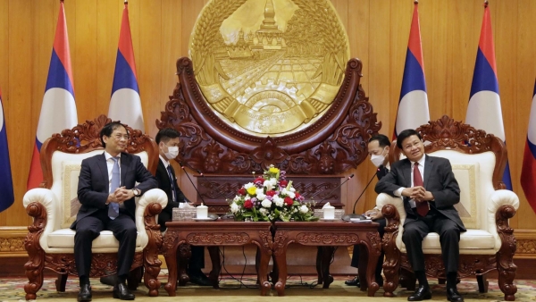 Lao leaders affirm giving priority to strengthening friendship, solidarity, cooperation with Vietnam