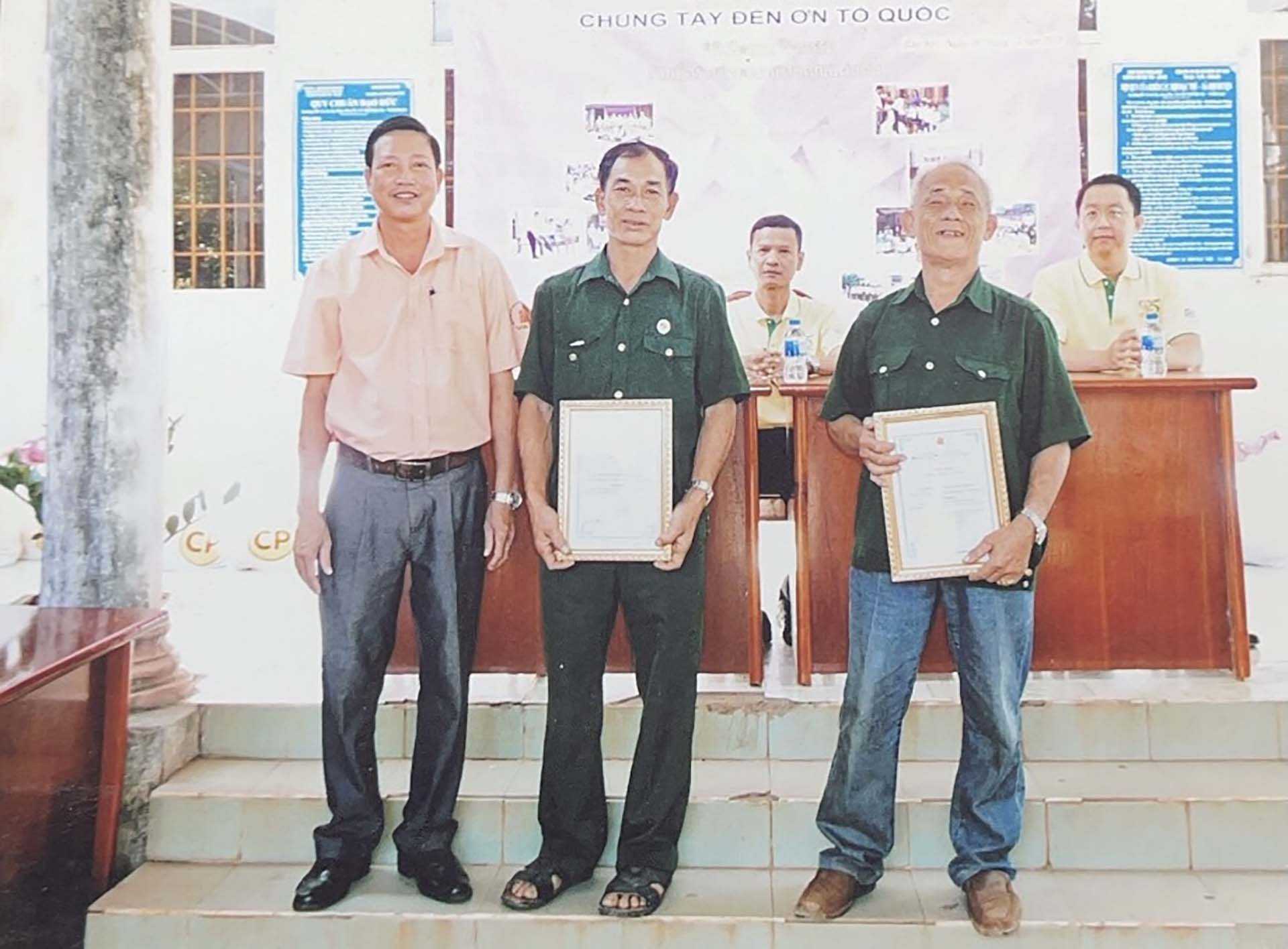 Cựu chiến binh Đinh Xuân Phong (ngoài cùng, bên phải) được tuyên dương vì những đóng góp vào hoạt động xã hội và tinh thần vượt khó. (Ảnh: NVCC)