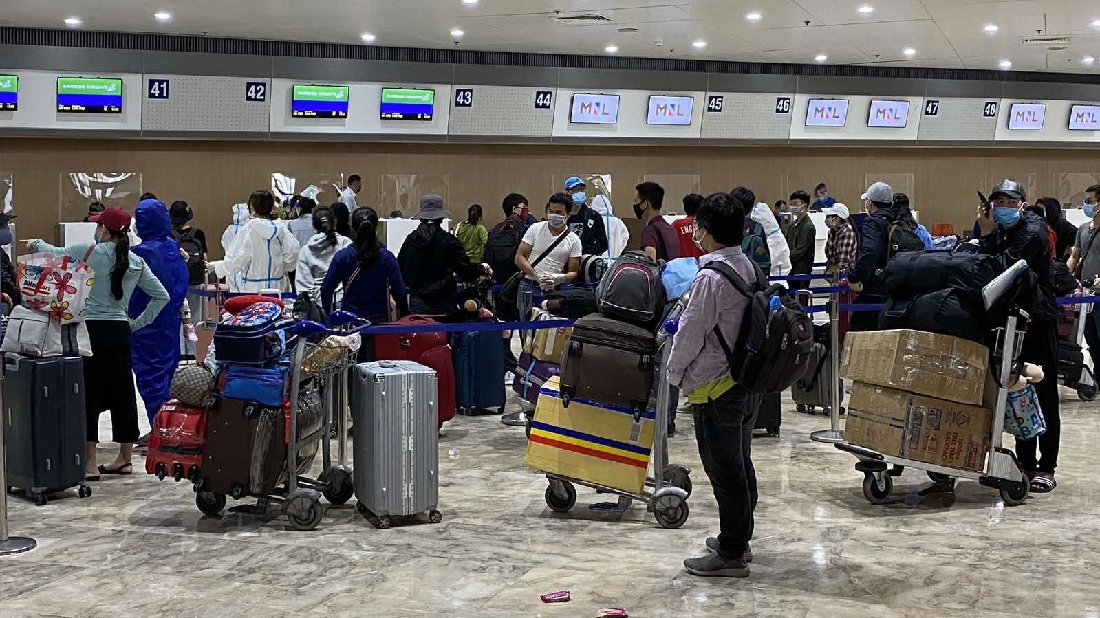 Hơn 240 công dân Việt Nam từ Philippines về nước, hạ cánh xuống sân bay Tân Sơn Nhất