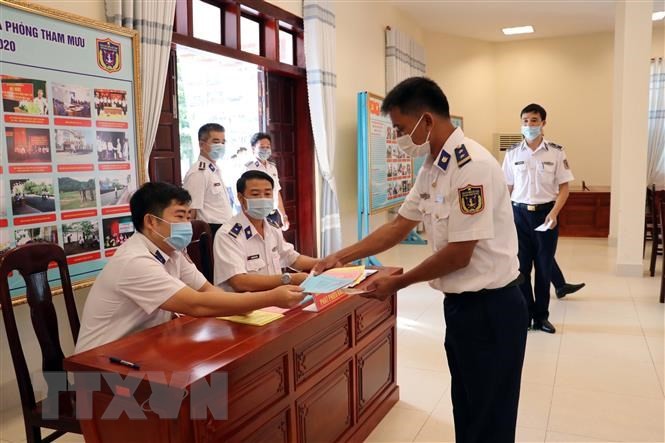 Cán bộ, chiến sỹ lấy phiếu bầu tại Trụ sở Cảnh sát biển Vùng 3. (Nguồn: TTXVN)