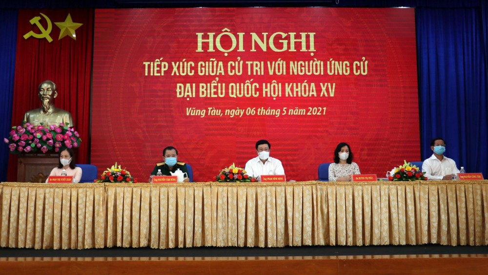 Phó Thủ tướng Chính phủ Phạm Bình Minh (ngồi giữa) tiếp xúc cử tri thành phố Vũng Tàu. (Nguồn: TTXVN)
