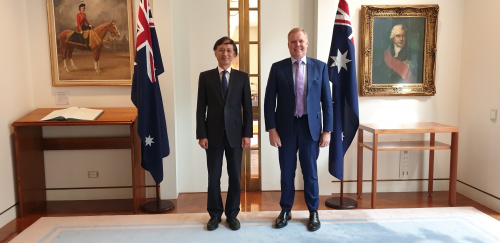 Đại sứ Việt Nam tại Australia Nguyễn Tất Thành đã chào xã giao Chủ tịch Hạ viện Tony Smith tại trụ sở Quốc hội Australia