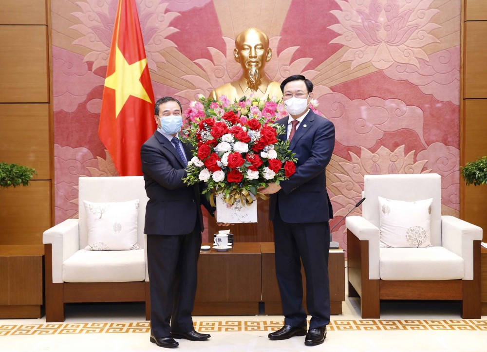 Chủ tịch Quốc hội Vương Đình Huệ tiếp Đại sứ Lào tại Việt Nam