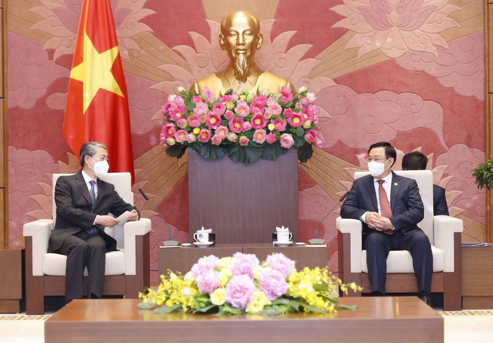 National Assembly Chairman Vuong Dinh Hue welcomes Chinese Ambassador