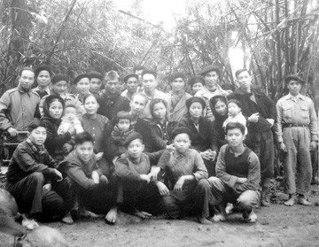 Chủ tịch Hồ Chí Minh, đồng chí Trường Chinh (đứng ngoài cùng bên trái), đồng chí Nguyễn Cơ Thạch (đứng thứ ba từ bên phải sang) chụp chung với các gia đình cán bộ ở chiến khu Việt Bắc (1948).