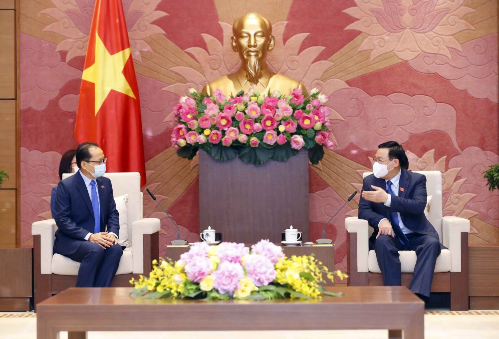 Chủ tịch Quốc hội Vương Đình Huệ tiếp Đại sứ Campuchia Chay Navuth đến chào xã giao.