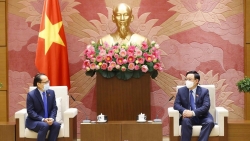 Chủ tịch Quốc hội Vương Đình Huệ tiếp Đại sứ Campuchia tại Việt Nam