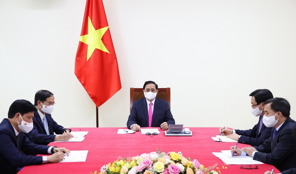 Thủ tướng Phạm Minh Chính điện đàm với Thủ tướng Nhật Bản Suga Yoshihide. (Nguồn: TTXVN)